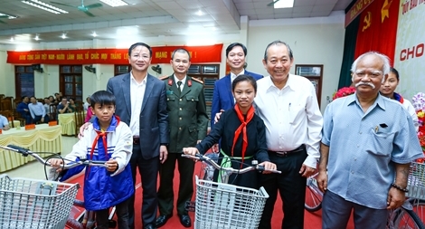 Phó Thủ tướng Thường trực Trương Hòa Bình trao xe đạp tặng học sinh Tân Trào