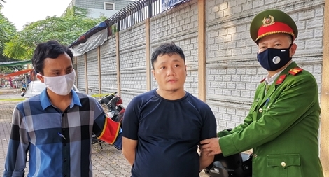 Cảnh sát 141 bắt người đàn ông vận chuyển "hàng trắng"