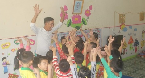 Thầy giáo mầm non yêu nghề 