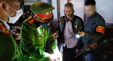 Mang ma túy, con nghiện 6X quay xe bỏ chạy khi đụng 141