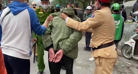 Thấy chốt 141, đối tượng nhiều tiền án nhảy khỏi xe bỏ chạy