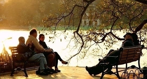 Miền Bắc hanh khô, sáng và đêm trời rét; miền Nam mưa giông