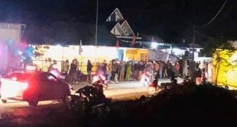 Xe máy tông bay rào chắn đám tang khiến 5 người thương vong