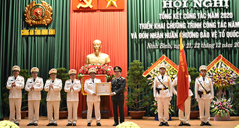 Công an tỉnh Ninh Bình đón nhận Huân chương Bảo vệ Tổ quốc hạng Ba