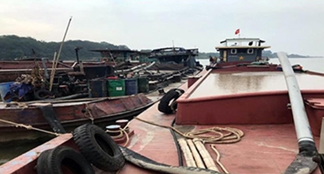 Lợi dụng đêm tối, 3 tàu trộm cát trên sông Hồng