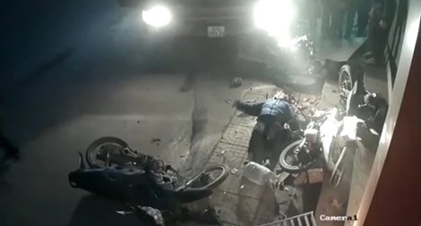 Xe tải đâm liên hoàn 3 xe máy, 1 người bị thương nặng