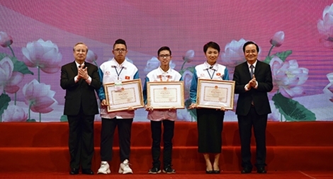 Tuyên dương 130 học sinh, sinh viên xuất sắc tiểu biểu học tập và làm theo lời Bác