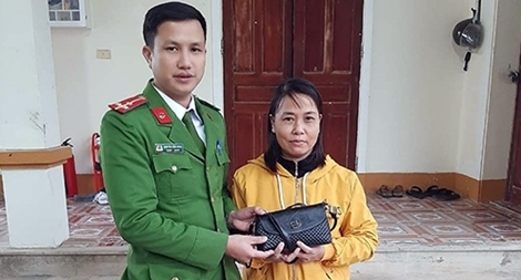 Công an xã trao trả tài sản cho công dân