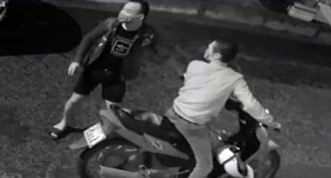 Phê ma túy chở nhau đi đập phá hàng loạt ôtô 