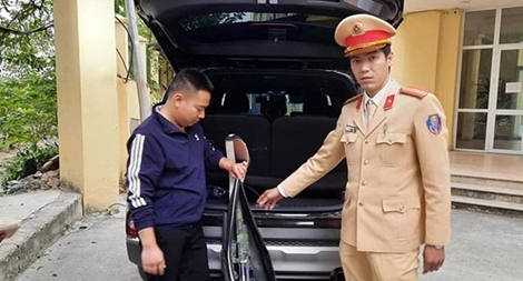Chốt 141 phát hiện súng trên ô tô nghi vấn