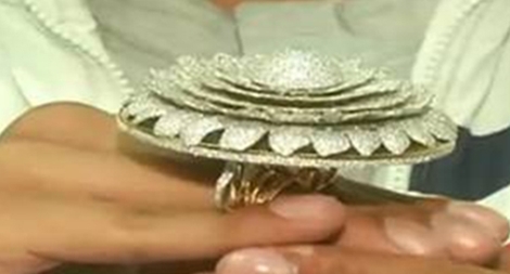 Chiếc nhẫn gắn nhiều viên kim cương nhất thế giới