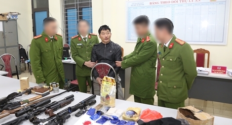 Bắt đối tượng tàng trữ ma túy, thu giữ nhiều vũ khí 