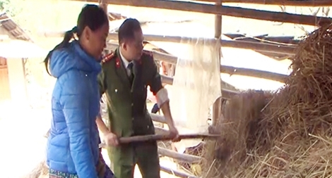 Công an Yên Bái giúp dân chống rét