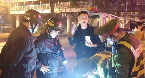 Không bằng lái, tài xế livestream khi bị Cảnh sát kiểm tra nồng độ cồn