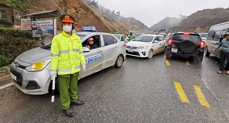 Sa Pa xuống dưới 0 độ C, du khách ùn ùn kéo lên ngắm tuyết