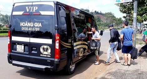 Xe hợp đồng lấn lướt xe khách và taxi