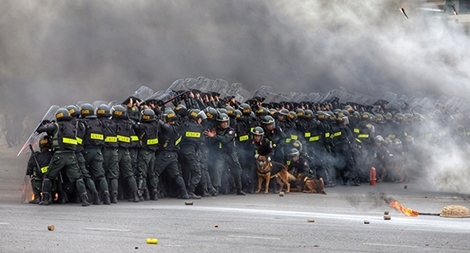 Cảnh sát cơ động khổ luyện trên thao trường, sẵn sàng bảo vệ Đại hội Đảng