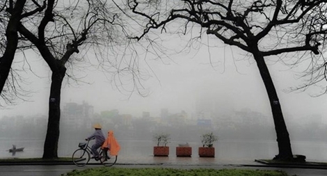 Hà Nội chìm trong sương mù và nồm ẩm