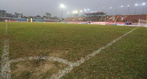 V.League 2021: Mặt sân trở thành tâm điểm chỉ trích