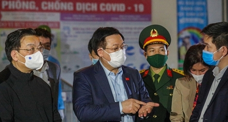 Bí thư Thành ủy Vương Đình Huệ thăm, động viên trường Tiểu học Xuân Phương