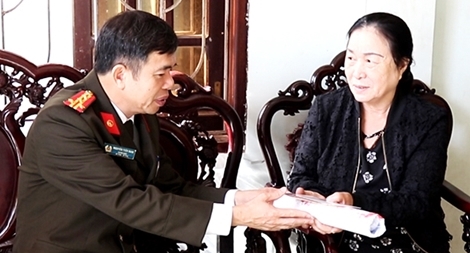 Giám đốc Công an Quảng Bình thăm Bà mẹ Việt Nam anh hùng, thân nhân liệt sỹ CAND