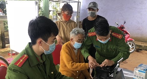 Công an huyện Đắk Song đẩy nhanh tiến độ cấp thẻ căn cước gắn chip điện tử