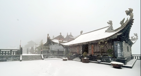 Mưa tuyết xuất hiện trên đỉnh Fansipan ngày cuối năm