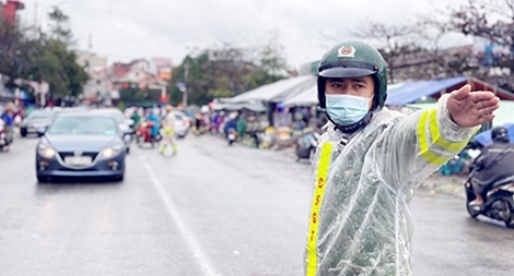 Công an Thành phố Hà Tĩnh phân luồng, điều tiết giao thông ngày Tết