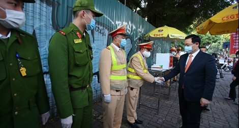 Bí thư Thành ủy Vương Đình Huệ kiểm tra công tác ứng trực Tết