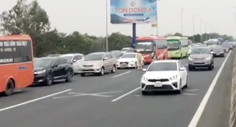 Mùng 2 tết, xe cộ đông nghịt cao tốc Pháp Vân - Ninh Bình