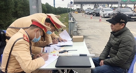 Hướng tới người vi phạm sẽ không phải đi nộp phạt, CSGT không phải giữ giấy tờ