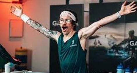 Tân kỷ lục gia chạy 100km trên máy chạy bộ