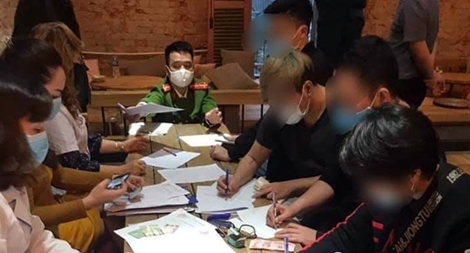 Xử phạt 30 khách ngồi uống cà phê không đeo khẩu trang