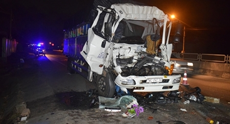 Hai xe tải tông nhau lúc rạng sáng, 3 người thương vong