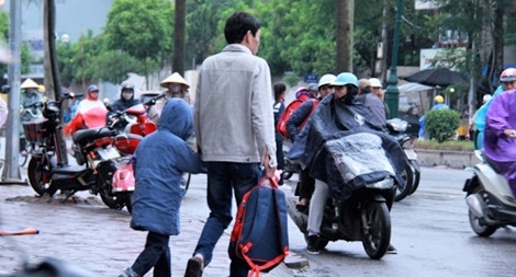 Học sinh Thủ đô đi học trở lại trong mưa rét