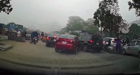 Đạp nhầm chân ga, nữ tài xế tông liên tiếp nhiều ô tô