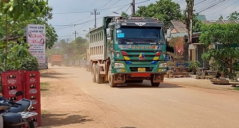 Xe tải chở đất, đá thi công cao tốc gây mất an toàn giao thông