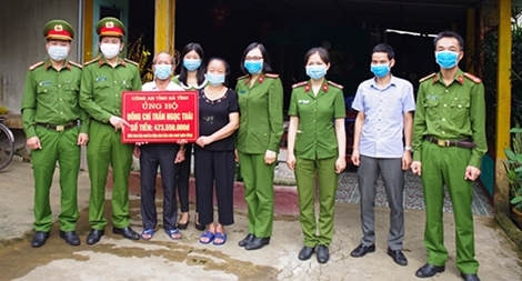 Trao tiền hỗ trợ Trung úy Công an mắc bệnh hiểm nghèo