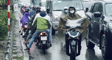 Những kiểu "lách luật" tại một điểm tắc đường kinh niên của Hà Nội