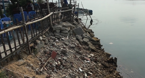 Cần xử lý tình trạng đổ xà bần lấn sông Cu Đê