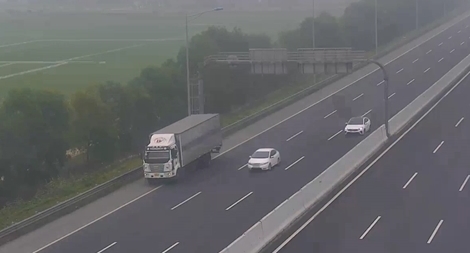 Tài xế xe tải đi lùi trên cao tốc Hà Nội - Hải Phòng