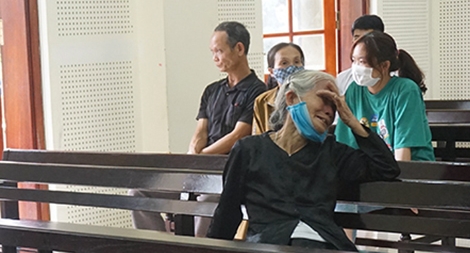 Nước mắt mẹ già ba lần "tiễn" con đi… tù