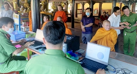 Xuyên đêm cấp căn cước công dân cho đồng bào Khmer