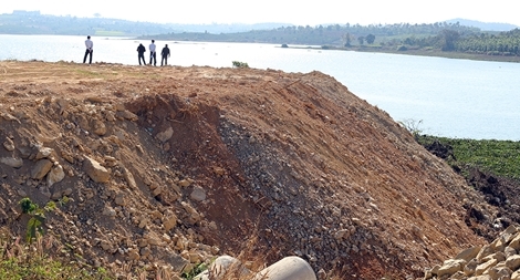 Báo động tình trạng san lấp hồ thủy điện, sông, suối để chiếm đất