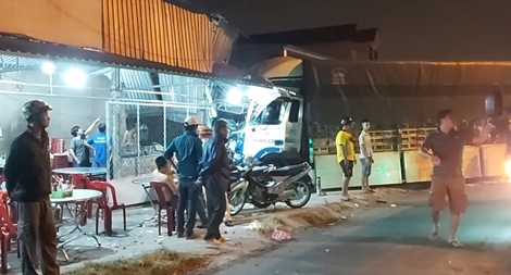 Đi vào đường đang thi công, một xe tải lao vào nhà dân