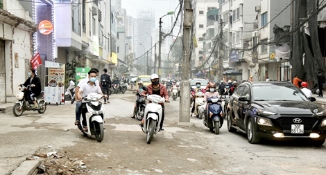 Hơn 400m đường nhếch nhác thi công gần 3 năm không xong