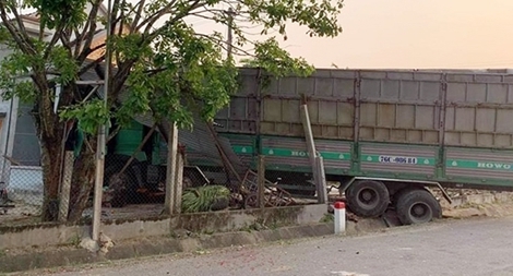 Xe chở gỗ dăm mất lái, lao thẳng vào nhà dân