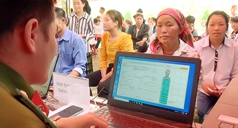 Chuyện dùng “nội ngữ” trong cấp thẻ CCCD ở Pác Nặm