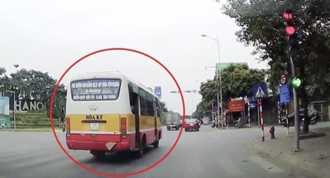 Phạt 4 triệu đồng tài xế xe buýt vượt đèn đỏ