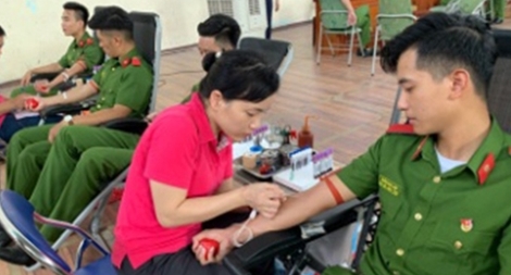 Tôn vinh những người hiến máu thường xuyên